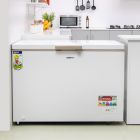 Geepas Chest Freezer- GCF370WSH| Storage Capacity: 11.2 CUBIC FEET, Frozen Temperature: 18-Degrees Celsius| HCF and FCKW Free| Highly Efficient Monolithic Foaming and Compressor Switch Off Function| Includes Lock and Key and 2 Food Baskets| White| 1 Year 
